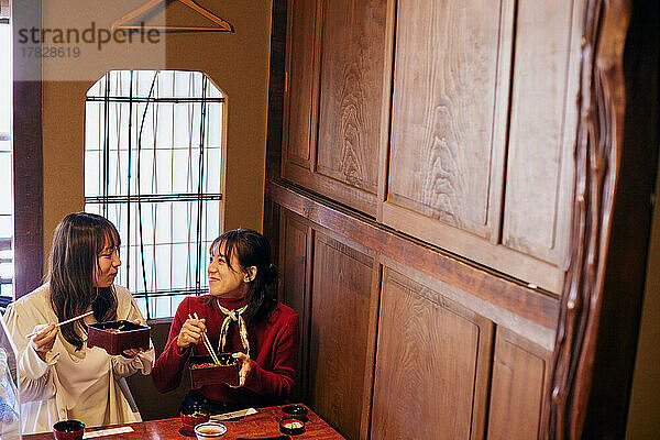 Junge japanische Frauen genießen ein gemeinsames Essen