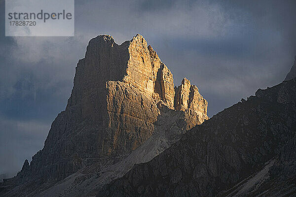 Enrosadire Sonnenuntergang auf dem Gipfel des Averau  Dolomiten  UNESCO-Weltnaturerbe  Venetien  Italien  Europa