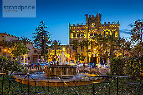 Blick auf Brunnen und Rathaus am Placa des Born in der Abenddämmerung  Ciutadella  Menorca  Balearen  Spanien  Mittelmeer  Europa