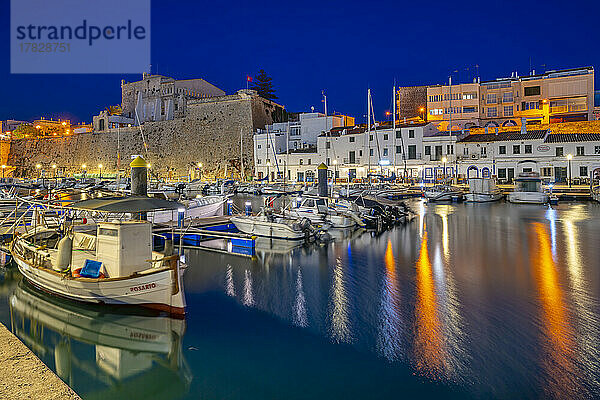 Blick auf Boote im Jachthafen mit Blick auf weiß getünchte Gebäude in der Abenddämmerung  Ciutadella  Menorca  Balearen  Spanien  Mittelmeer  Europa