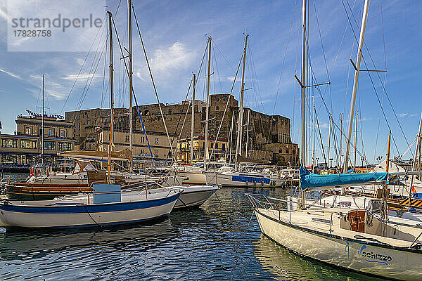 Kleiner Hafen mit Booten vor dem Castel dell'Ovo  Neapel  Kampanien  Italien  Mittelmeer  Europa