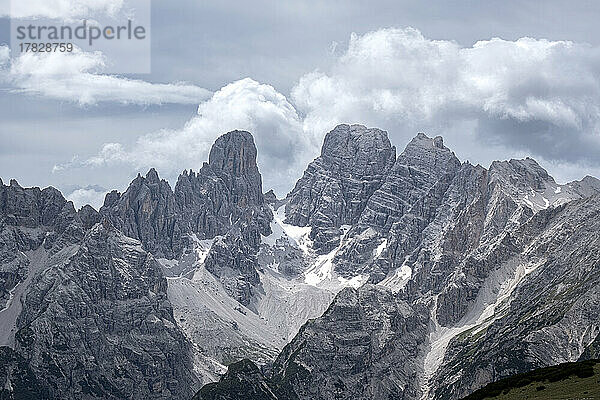 Cristallo Berg mit ein wenig Schnee und ein Himmel mit einigen Wolken  Dolomiten  Veneto  Italien  Europa