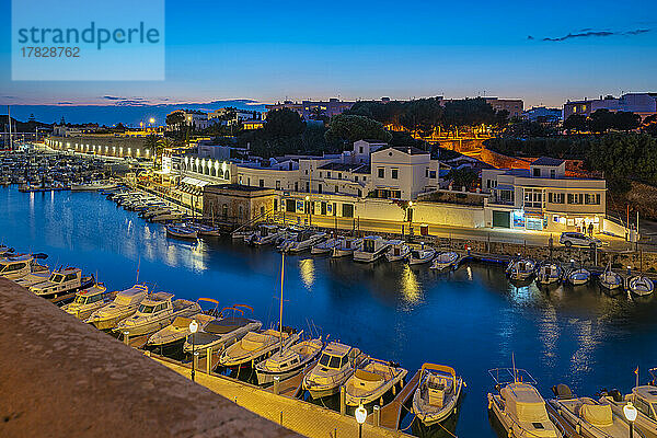 Blick auf den Yachthafen in der Abenddämmerung von erhöhter Position aus  Ciutadella  Menorca  Balearen  Spanien  Mittelmeer  Europa