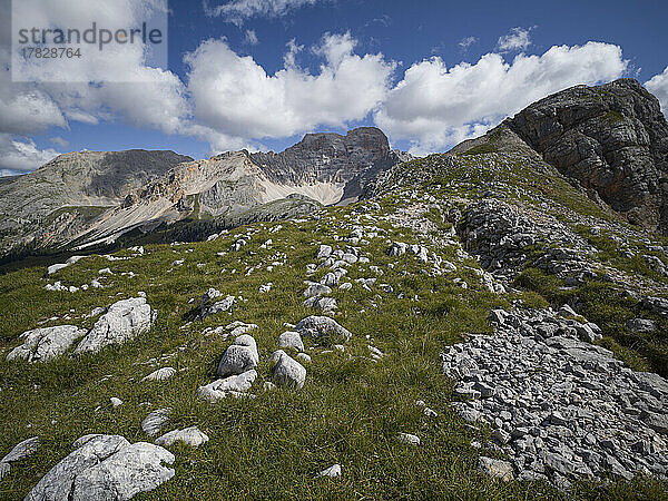 Felsen und Steine auf der Croda de R'Ancora mit Blick auf die Croda Rossa d'Ampezzo im Hintergrund  blauer Himmel mit weißen Wolken  Dolomiten  Italien  Europa