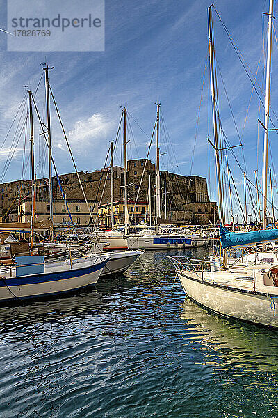 Kleiner Hafen mit Booten vor dem Castel dell'Ovo  Neapel  Kampanien  Italien  Europa