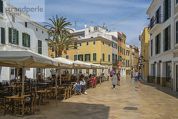 Blick auf Restaurant und Café auf einem kleinen Platz im historischen Zentrum  Ciutadella  Menorca  Balearen  Spanien  Mittelmeer  Europa