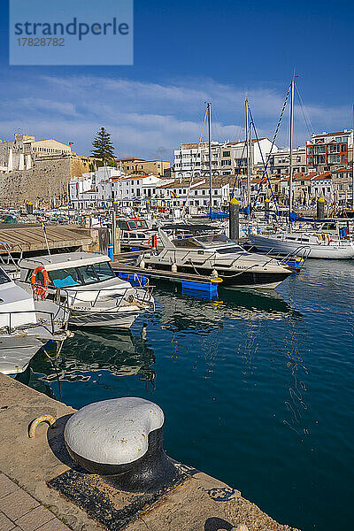 Blick auf Boote im Yachthafen mit Blick auf weiß getünchte Häuser  Ciutadella  Menorca  Balearen  Spanien  Mittelmeer  Europa