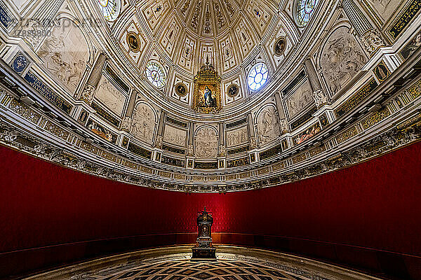 Innenraum der Kathedrale von Sevilla  UNESCO-Weltkulturerbe  Andalusien  Spanien  Europa