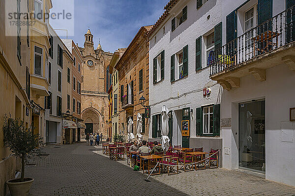 Blick auf ein Straßencafé und die Kathedrale im Hintergrund  Ciutadella  Menorca  Balearische Inseln  Spanien  Mittelmeer  Europa