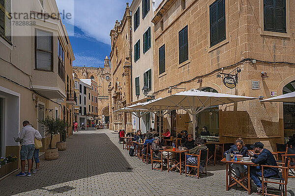 Blick auf ein Straßencafé und die Kathedrale im Hintergrund  Ciutadella  Menorca  Balearische Inseln  Spanien  Mittelmeer  Europa