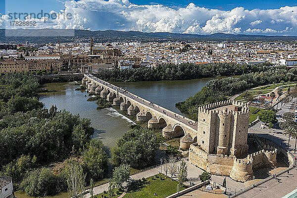 Luftaufnahme der historischen römischen Brücke über den Fluss Guadalquivir und des Calahorra-Turms  UNESCO-Weltkulturerbe  Cordoba  Andalusien  Spanien  Europa