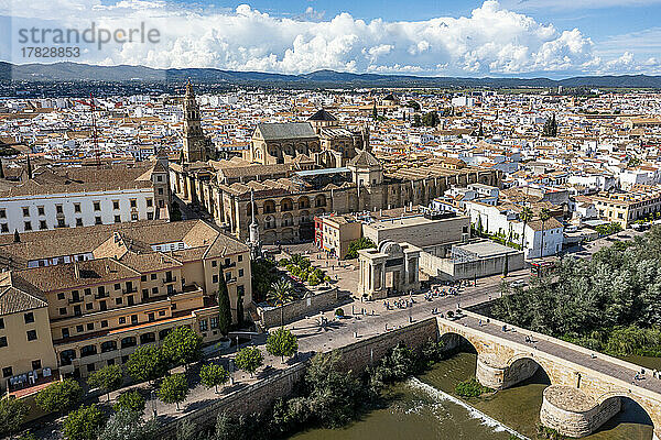 Luftaufnahme der historischen römischen Brücke und der Mezquita  UNESCO-Weltkulturerbe  Cordoba  Andalusien  Spanien  Europa