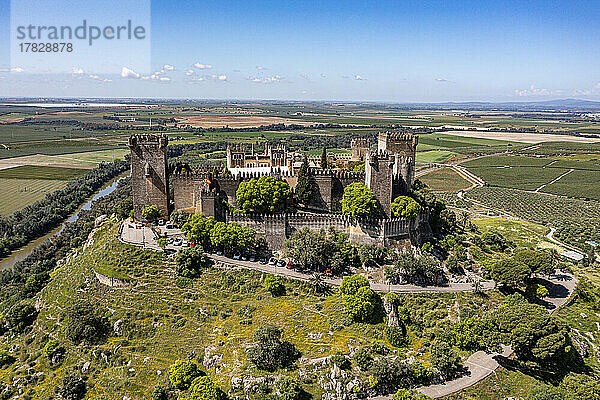 Luftaufnahme der Burg von Almodovar del Rio  Andalusien  Spanien  Europa