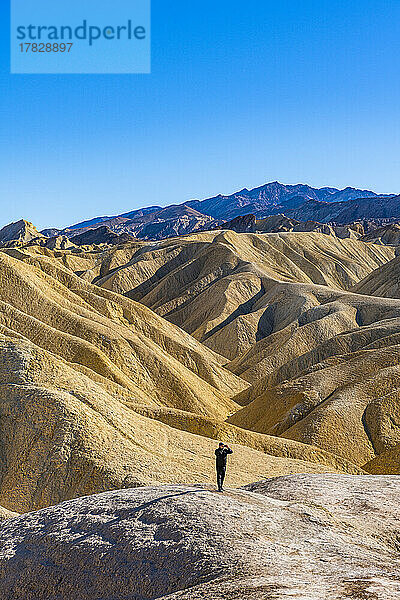 Wanderer in den bunten Sandsteinformationen  Zabriskie Point  Death Valley  Kalifornien  Vereinigte Staaten von Amerika  Nordamerika