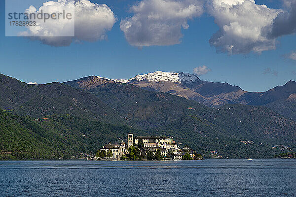 Blick auf den Orta-See und die Insel San Giulio  Orta  Orta-See  Bezirk Novara  Piemont  Italienische Seen  Italien  Europa