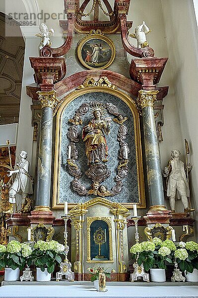 Seitenaltar mit der Heiligen Verena  Pfarrkirche St. Verena  Fischen  Allgäu  Bayern  Deutschland  Europa
