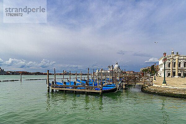 Blick auf die venezianische Lagune mit Gondeln auf dem Canal Grande  Riva degli Schiavoni  Venedig  UNESCO-Weltkulturerbe  Venetien  Italien  Europa