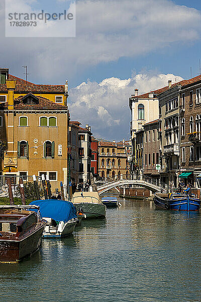 Blick auf den Rio San Trovaso mit typischen venezianischen Häusern  Venedig  UNESCO-Weltkulturerbe  Venetien  Italien  Europa