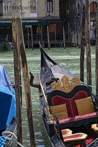 Gondel entlang eines Kanals  Venedig  UNESCO-Weltkulturerbe  Venetien  Italien  Europa