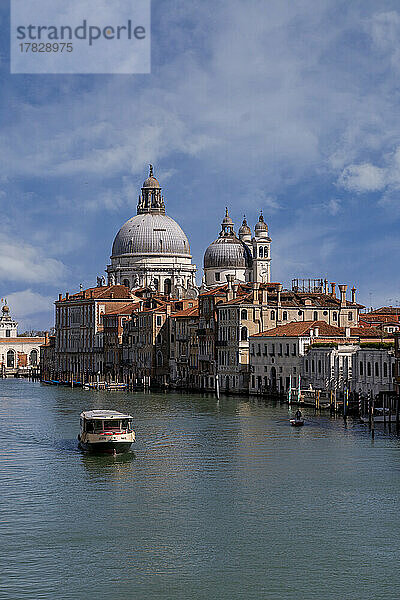 Blick auf den Canal Grande mit der Basilika Santa Maria della Salute im Hintergrund  Venedig  UNESCO-Weltkulturerbe  Venetien  Italien  Europa