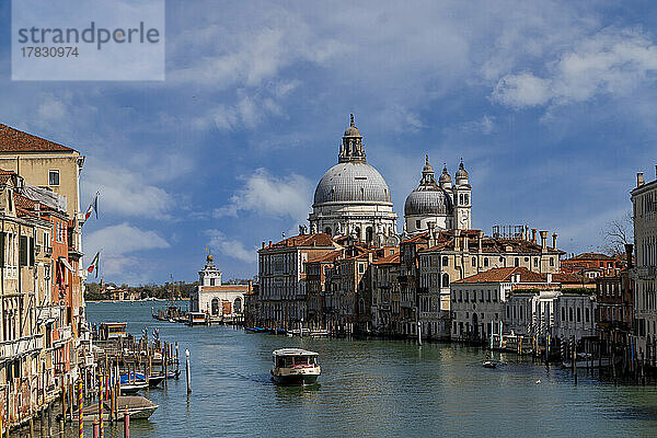Blick auf den Canal Grande mit der Basilika Santa Maria della Salute im Hintergrund  Venedig  UNESCO-Weltkulturerbe  Venetien  Italien  Europa