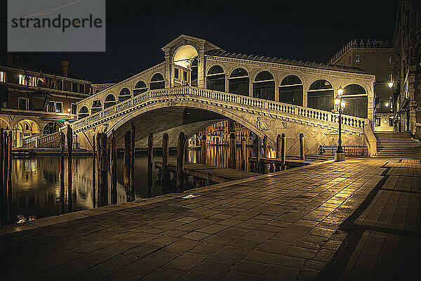 Nachtansicht der Rialto-Brücke  Canal Grande  Venedig  UNESCO-Weltkulturerbe  Venetien  Italien  Europa