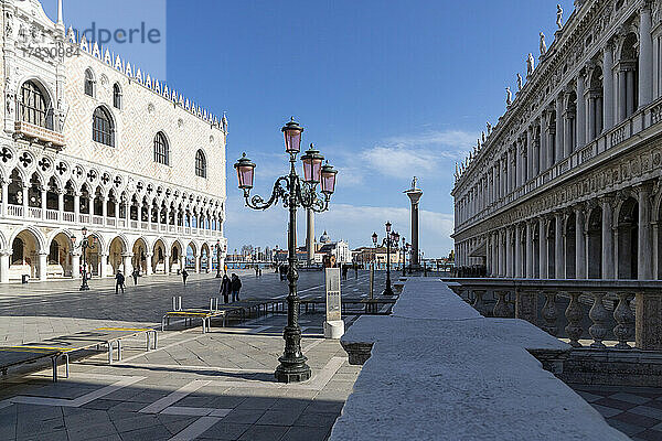 Perspektive des Dogenpalastes und der Marciana-Bibliothek  Markusplatz  Venedig  UNESCO-Weltkulturerbe  Venetien  Italien  Europa