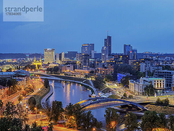 Blick über den Fluss Neris in Richtung Snipiskes  Neues Stadtzentrum  Abenddämmerung  Vilnius  Litauen  Europa