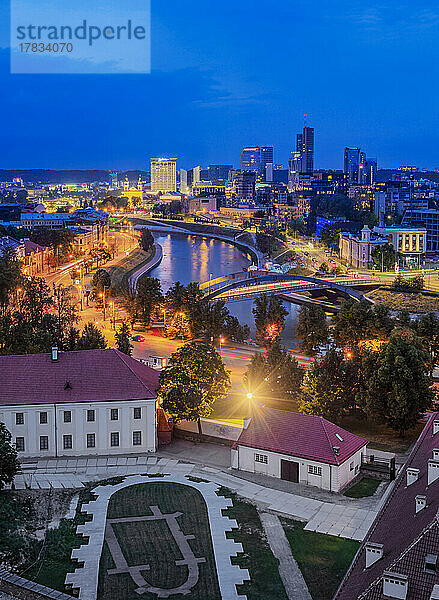 Blick über den Fluss Neris in Richtung Snipiskes  Neues Stadtzentrum  Abenddämmerung  Vilnius  Litauen  Europa