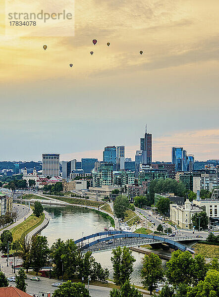 Blick über den Fluss Neris in Richtung Snipiskes  Neues Stadtzentrum  Sonnenuntergang  Vilnius  Litauen  Europa
