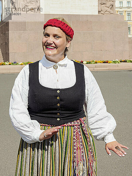 Frau in traditioneller Kleidung  Freiheitsplatz  Riga  Lettland  Europa