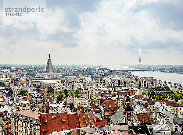 Blick auf die Akademie der Wissenschaften und den Zentralmarkt  Riga  Lettland  Europa