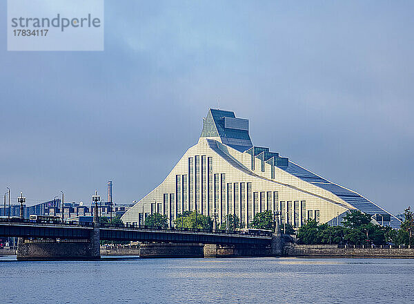 Blick über den Fluss Daugava auf die Nationalbibliothek von Lettland  Riga  Lettland  Europa