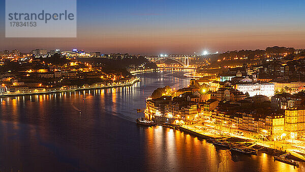 Skyline der historischen Stadt Porto bei Nacht mit der Brücke Ponte de Arrabida im Hintergrund  Porto  Portugal  Europa