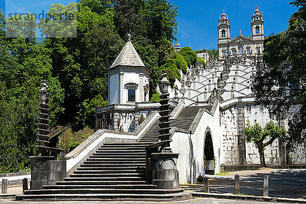 Basilika und berühmte Treppen von Bom Jesus (der gute Jesus)  in der Stadt Braga  in der Region Minho in Portugal  Europa