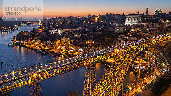Porto mit Brücke Ponte Dom Luis I über den Fluss Douro bei Nacht  Porto  Portugal  Europa