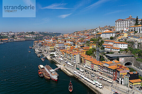 Fluss Douro und Stadt  Porto  Portugal  Europa