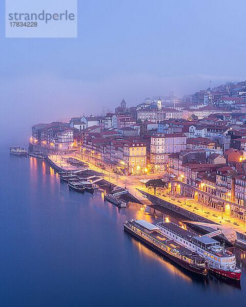 Porto mit Frühnebel am Morgen im Hintergrund  Porto  Portugal  Europa