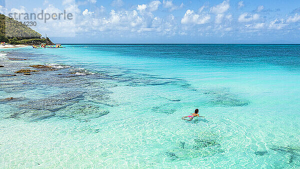 Schöne Frau beim Schwimmen im kristallklaren Karibischen Meer  Antigua  Antigua und Barbuda  Leeward-Inseln  Westindien  Karibik  Mittelamerika