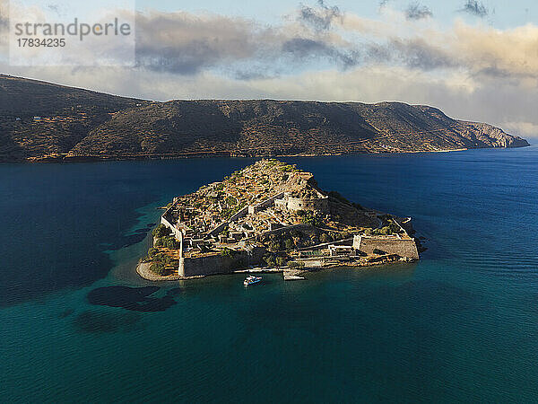 Drohnenaufnahme von Spinalonga  verlassene Leprakolonie mit Befestigungsanlagen  heute eine Touristenattraktion  Kreta  Griechische Inseln  Griechenland  Europa