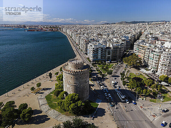 Drohnenansicht des Wahrzeichens des Weißen Turms mit Wohngebäuden bei Leoforos Nikis  ruhige Strandpromenade  Thessaloniki  Griechenland  Europa