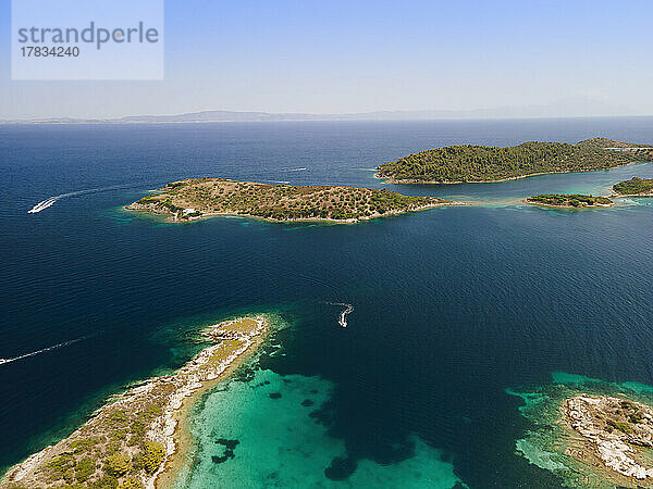 Drohnenaufnahme über Sithonia  Halbinsel Chalkidiki  mit kleinen Inseln und klarem Wasser  Kreta  Griechische Inseln  Griechenland  Europa