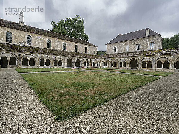 Kreuzgang der Abtei von Fontenay  UNESCO-Weltkulturerbe  Marmagne  Cote-d'Or  Frankreich  Europa