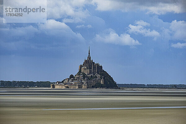 Le Mont Saint Michel  UNESCO-Weltkulturerbe  bei Ebbe an einem sonnigen Tag mit einigen weißen Wolken  Normandie  Frankreich  Europa