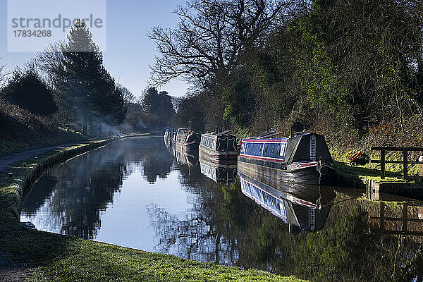 Ein ruhiger Morgen auf dem Shropshire Union Canal  Audlem  Cheshire  England  Vereinigtes Königreich  Europa