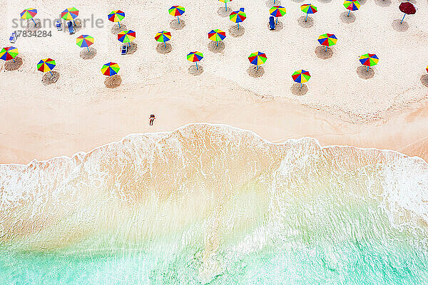 Luftaufnahme einer Frau beim Sonnenbaden an einem tropischen Strand  Antigua  Westindien  Karibik  Mittelamerika