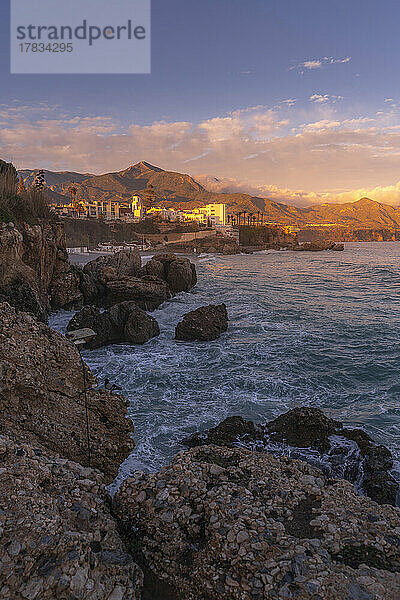 Blick auf die Parroquia El Salvador und die Küstenlinie bei Sonnenuntergang in Nerja  Nerja  Provinz Malaga  Andalusien  Spanien  Mittelmeer  Europa