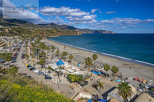 Blick auf den Strand Playa de Burriana und das Mittelmeer  Nerja  Costa del Sol  Provinz Malaga  Andalusien  Spanien  Mittelmeer  Europa