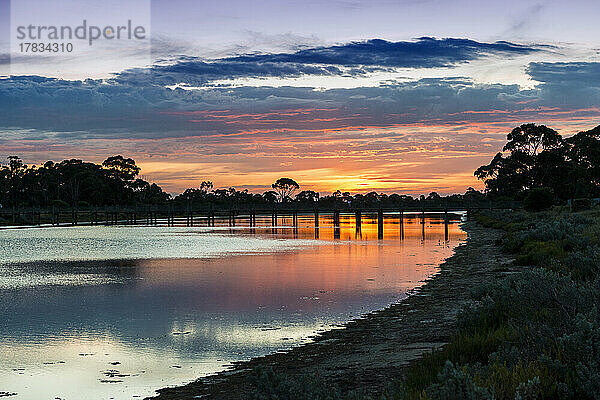 Farben des Sonnenuntergangs über Laverton Creek und Brücke  Altona  Victoria  Australien  Pazifik