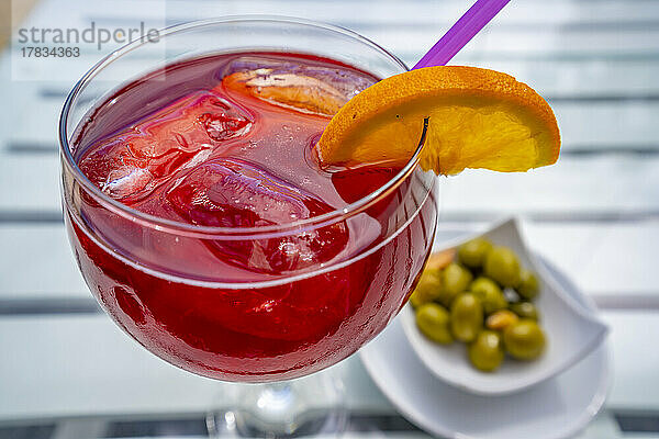 Sangria und Oliven am Strand Playa de Burriana in Nerja  Costa del Sol  Provinz Malaga  Andalusien  Spanien  Mittelmeer  Europa